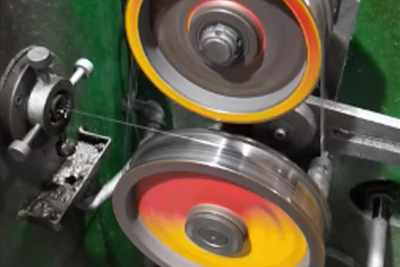 Процесс волочения и щеточной обработки проволоки диаметром 0.1–0.5 мм